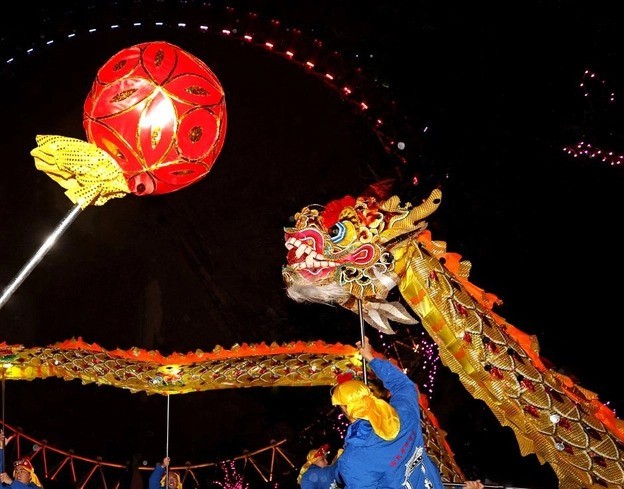 Múa rồng chào Tết Nguyên đán tại Vòng quay Thiên niên kỷ bên bờ sông Thames, London