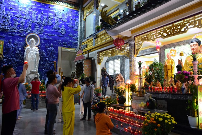 Người dân dâng hương lễ Phật trong đêm giao thừa