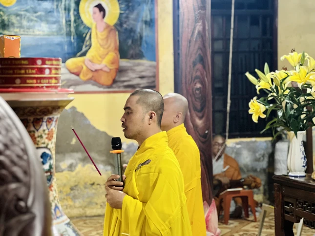 Chư tôn đức niêm hương bạch Phật Chư tôn đức niêm hương bạch Phật