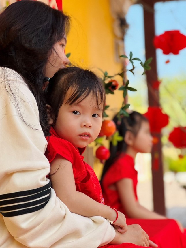 Bé theo mẹ đi chùa