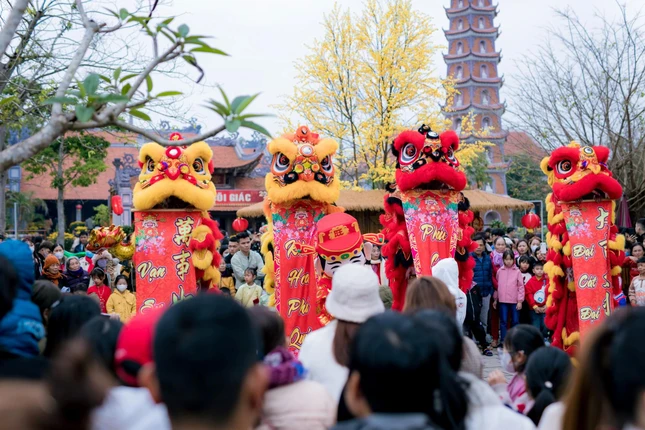 Trung bình mỗi ngày chùa Hoằng Phúc đón gần 3.000 lượt người, đặc biệt trong 2 ngày đầu năm mới (mùng 1 và 2 Tết) có gần 7.000 lượt người đến vãn cảnh, dâng hương