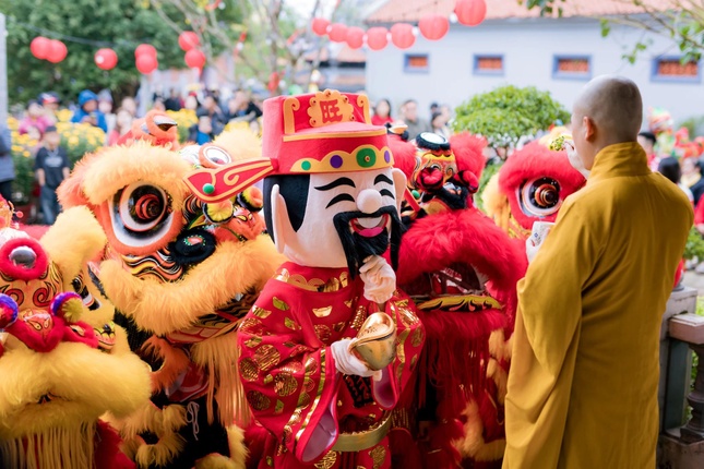 Sắc xuân vui tươi ngập tràn tại ngôi chùa cổ