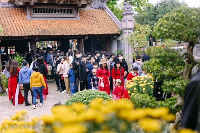 Ngày mùng 5 Tết, lượng người đổ về chùa vẫn còn rất đông