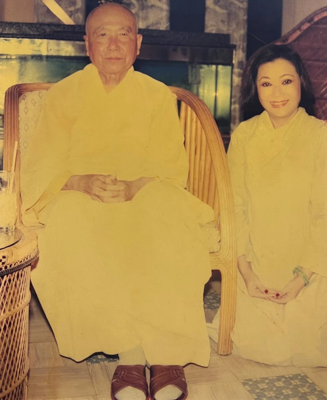 NSND Kim Cương bên Trưởng lão Hòa thượng Bổn sư - Thiền sư Thích Thanh Từ