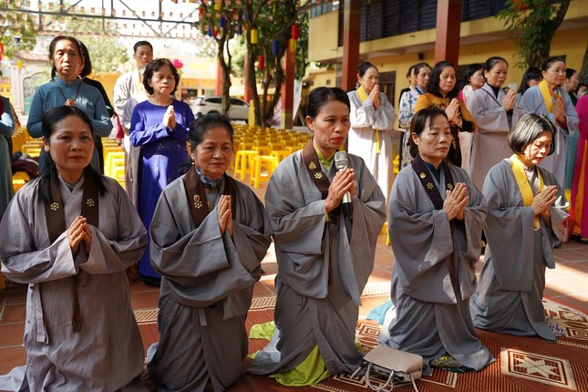 Đại diện các Phật tử trong khu dân cư Bằng Liệt khánh tuế Hòa thượng trụ trì