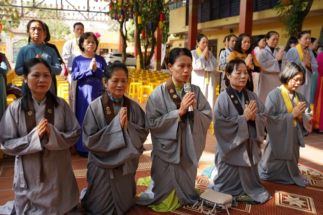 Đại diện các Phật tử trong khu dân cư Bằng Liệt khánh tuế Hòa thượng trụ trì