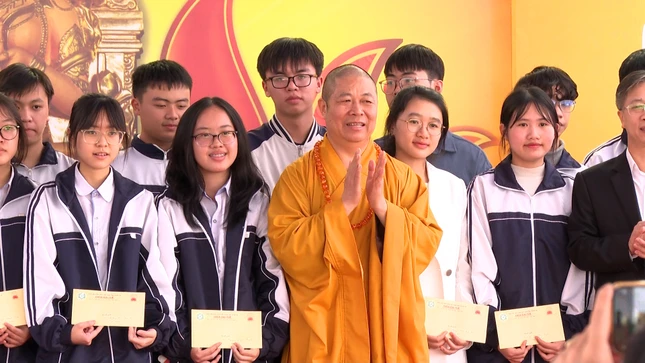 Trao 30 suất quà đến học sinh có thành tích học tập xuất sắc