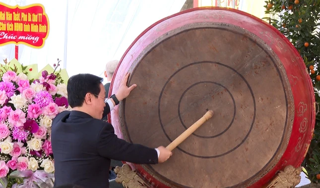 Chủ tịch UBND tỉnh Nghệ An đánh trống khai hội