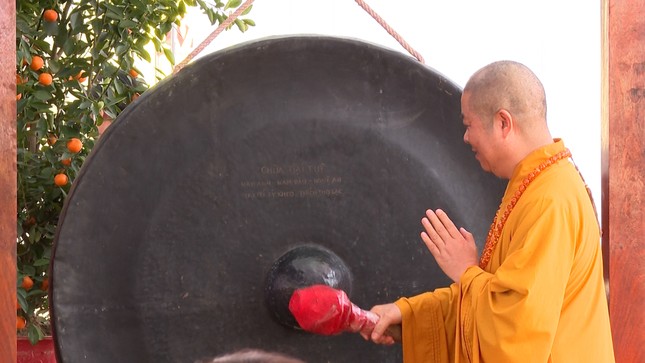 Hòa thượng Thích Thọ Lạc thỉnh chuông khai hội