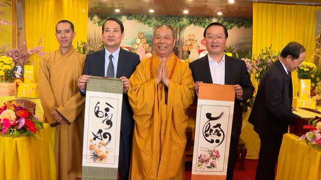 Hòa thượng Thích Thọ Lạc tặng chữ đến lãnh đạo tỉnh Nghệ An