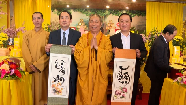 Hòa thượng Thích Thọ Lạc tặng chữ đến lãnh đạo tỉnh Nghệ An