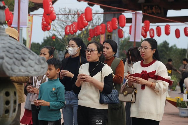 Đông đảo du khách về chùa dâng hương, lễ Phật cầu an và xin chữ đầu năm