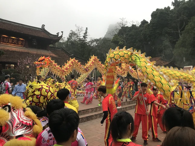 Múa rồng trong ngày khai hội