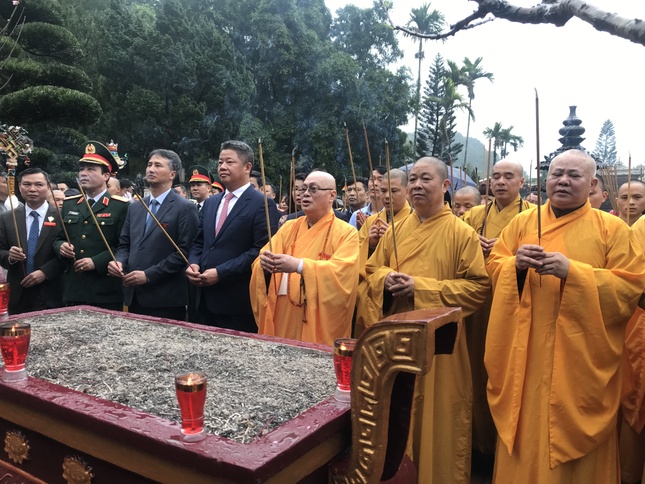 Chư tôn đức cùng đại biểu niêm hương tại chùa Thiên Trù