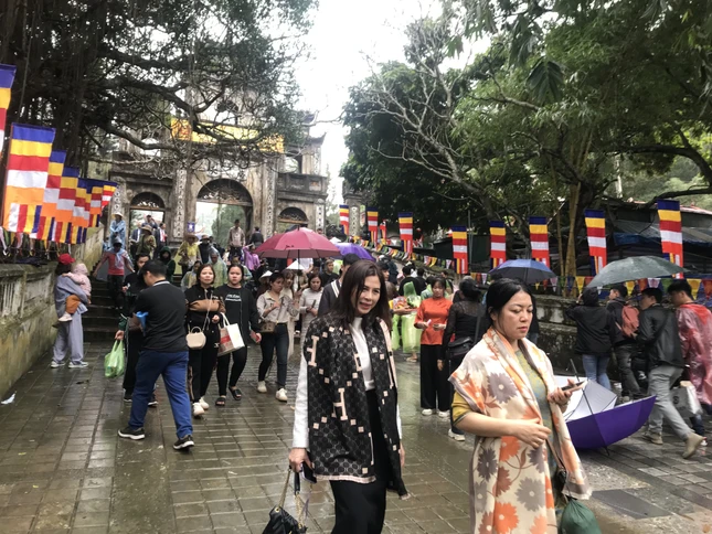 Người dân trẩy hội chùa Hương dưới mưa xuân