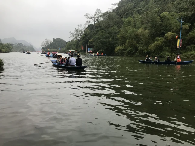 Thuyền đò chở khách du xuân chùa Hương