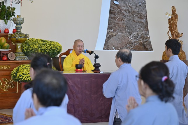 Hòa thượng Thích Hoằng Tri truyền Bát quan trai giới cho Phật tử tham dự khóa tu