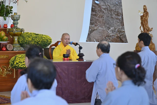 Hòa thượng Thích Hoằng Tri truyền Bát quan trai giới cho Phật tử tham dự khóa tu