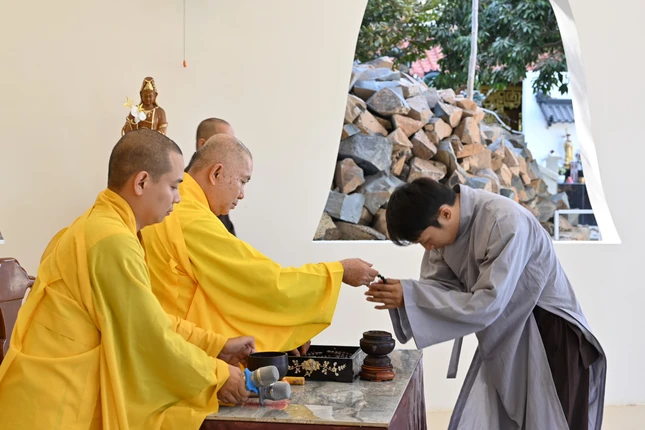 Hòa thượng trụ trì trao chuỗi đeo tay, chúc lành đến Phật tử