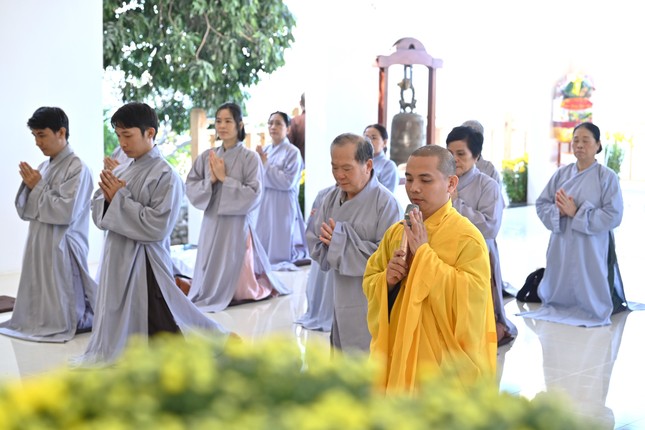 Đại đức Thích Nguyện Truyền hướng dẫn đạo tràng dâng lời chúc Tết đến Hòa thượng trụ trì