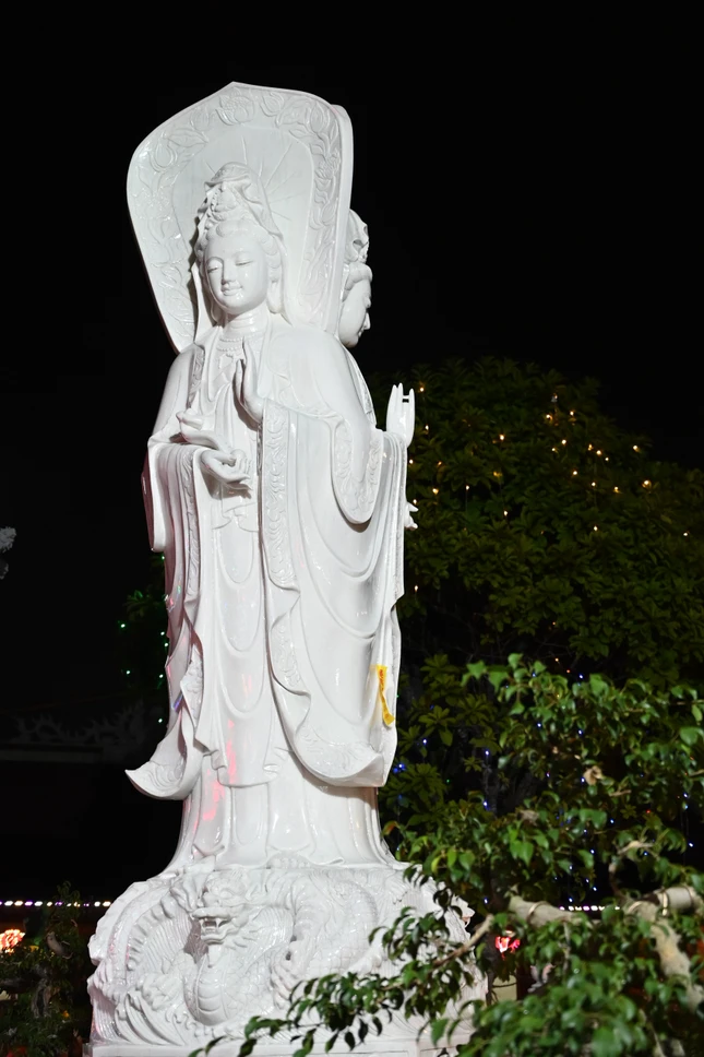 Tôn tượng Bồ-tát Quán Thế Âm nặng 9 tấn