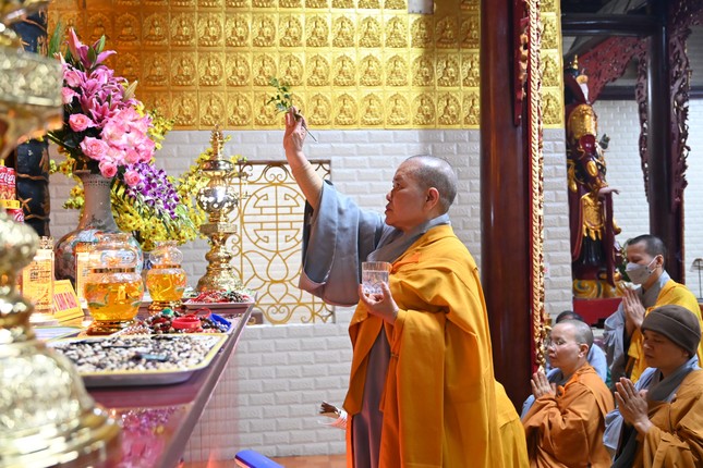 Ni sư Thích Tâm Chính cử hành nghi thức sái tịnh