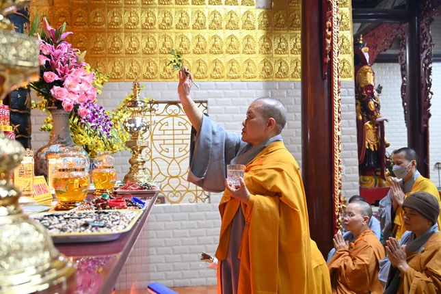 Ni sư Thích Tâm Chính cử hành nghi thức sái tịnh