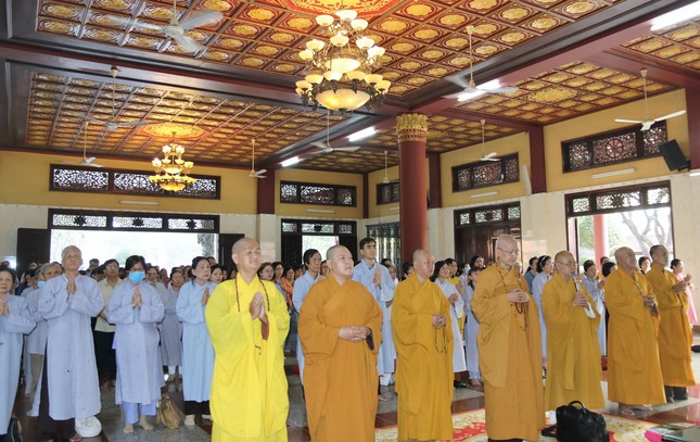 Thượng tọa Thích Trung San, Phó Trưởng ban Trị sự GHPGVN Q.5 thay mặt đoàn tác bạch tại chùa Phước Hải