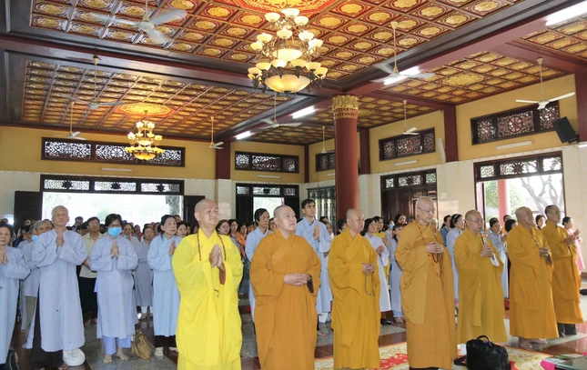 Thượng tọa Thích Trung San, Phó Trưởng ban Trị sự GHPGVN Q.5 thay mặt đoàn tác bạch tại chùa Phước Hải Thượng tọa Thích Trung San, Phó Trưởng ban Trị sự GHPGVN Q.5 thay mặt đoàn tác bạch tại chùa Phước Hải