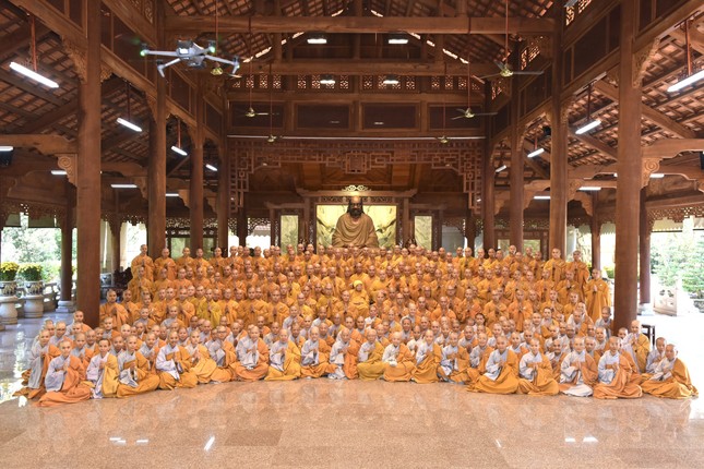 Chư Tăng Ni môn hạ đệ tử chụp ảnh lưu niệm bên Trưởng lão Hòa thượng Tôn sư