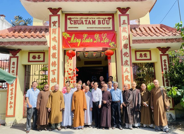 Lưu niệm trước chùa Tam Bửu