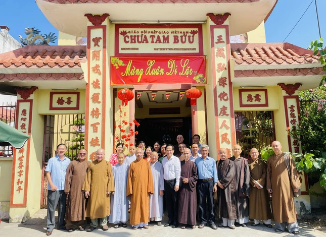 Lưu niệm trước chùa Tam Bửu