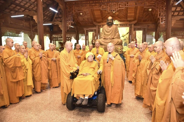 Thiền sư Thích Thanh Từ quang lâm thiền đường