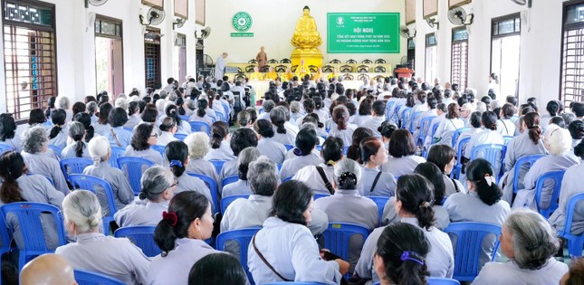 Các Phật tử được lắng nghe những lời sách tấn tu tập trong tinh thần “Giới hòa đồng tu”