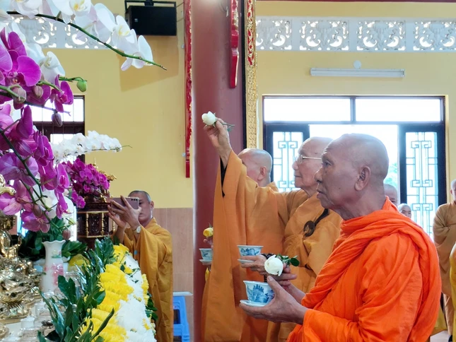 Trưởng lão Hòa thượng Thích Minh Thông cùng chư tôn giáo phẩm cử hành nghi thức sái tịnh