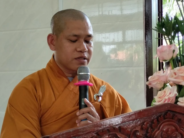 Đại đức Thích Thiện Đạo báo cáo sơ lược về quá trình trùng tu ngôi chánh điện chùa Long Thành