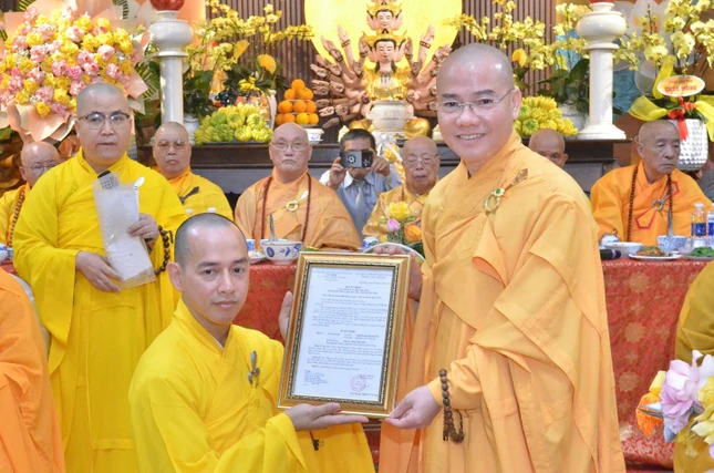 Thượng tọa Thích Thông Đạo thay mặt Ban Trị sự GHPGVN TP.Đà Nẵng trao quyết định bổ nhiệm trụ trì chùa Tân Ninh đến Đại đức Thích Hạnh Quang - đệ tử cố Hòa thượng Thích Như Đạt