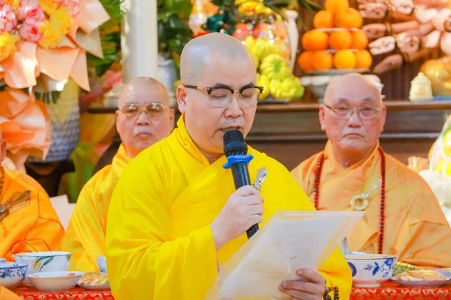 Thượng tọa Thích Huệ Chấn công bố quyết định bổ nhiệm trụ trì chùa Tân Ninh