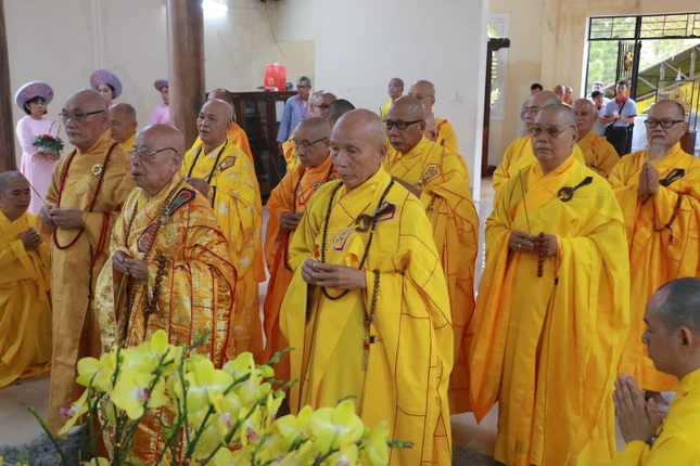 Chư tôn giáo phẩm dâng hương tưởng niệm