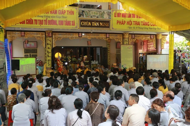 Đông đảo Phật tử về dự lễ tưởng niệm cố Hòa thượng Thích Như Đạt và bổ nhiệm trụ trì chùa Tân Ninh