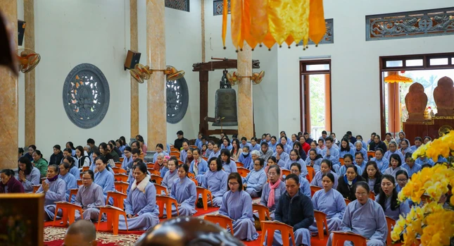 Tụng kinh Dược Sư cầu an đầu năm tại chùa Cổ Am