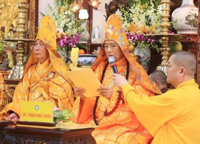 Hòa thượng Thích Khế Chơn thay mặt Ban Trị sự GHPGVN tỉnh Thừa Thiên Huế đọc lời chúc đầu năm