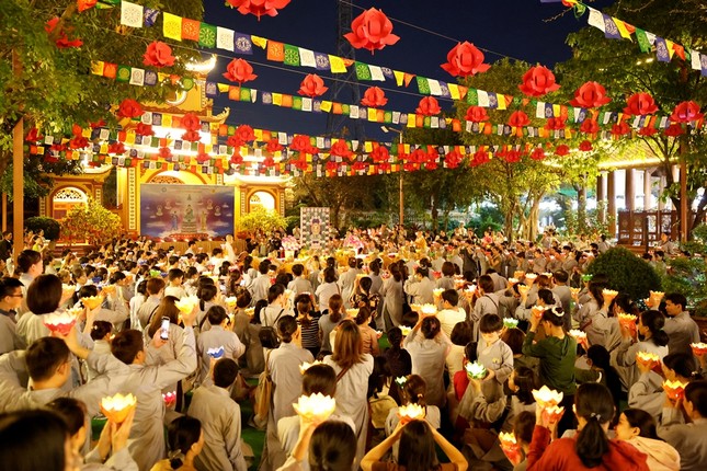 Quang cảnh buổi lễ cầu an tại chùa Thiên Quang vào đêm rằm tháng Giêng Quang cảnh buổi lễ cầu an tại chùa Thiên Quang vào đêm rằm tháng Giêng