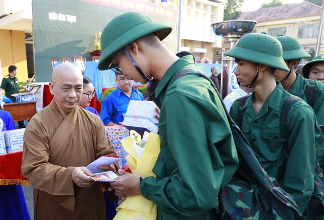 Thượng tọa Thích Tâm Chơn trao quà đến các thanh niên lên đường nhập ngũ