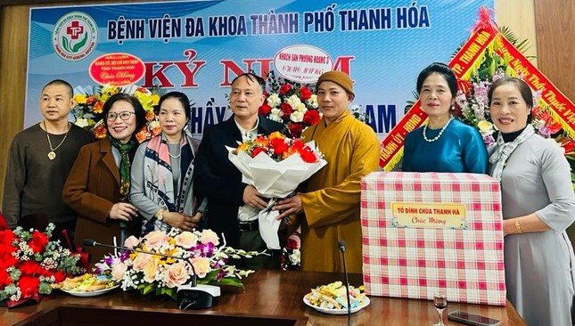 Tặng hoa, quà chúc mừng Ngày Thầy thuốc Việt Nam 27-2 tại Bệnh viện Đa khoa TP.Thanh Hóa