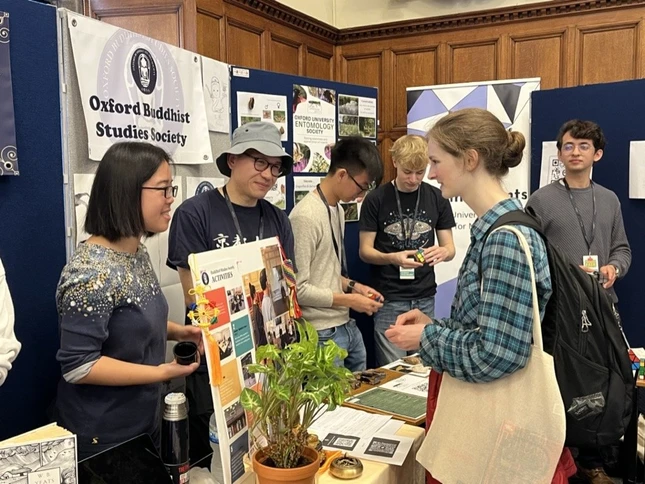 Các bạn sinh viên đăng ký tham gia Hội Sinh viên Phật học Oxford trong ngày Freshers’ Fair