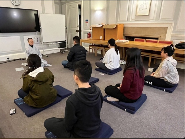 Các bạn trẻ thực hành ngồi thiền Các bạn trẻ thực hành ngồi thiền