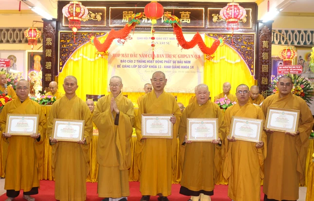 Trao Bằng công đức đến Ban Chủ nhiệm lớp Sơ cấp Phật học Q.8 khóa XIII Trao Bằng công đức đến Ban Chủ nhiệm lớp Sơ cấp Phật học Q.8 khóa XIII