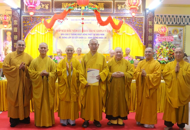 Ban Chủ nhiệm lớp Sơ cấp Phật học Q.8 khóa XIV nhận quyết định chuẩn y nhân sự Ban Chủ nhiệm lớp Sơ cấp Phật học Q.8 khóa XIV nhận quyết định chuẩn y nhân sự