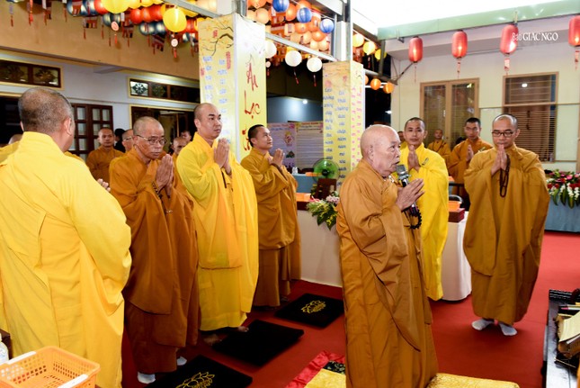 Chư tôn đức niêm hương, đảnh lễ Tam bảo